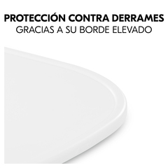 El borde elevado previene derrames y caídas