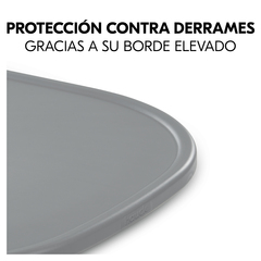 El borde elevado previene derrames y caídas