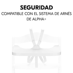 Sentarse de forma segura con la bandeja y el arnés
