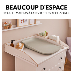 Spacieux pour le tapis à langer et les accessoires